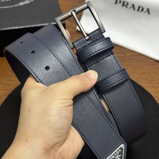 PRADA 3.5cm 深蓝Saffiano牛皮革腰带设计简约精致,饰有标志性的涂珐琅三角形 PRADA 3.5cm 深蓝Saffiano牛皮革腰带设计简约精致,饰有标志性的涂珐琅三角形