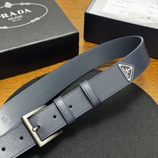 PRADA 3.5cm 深蓝Saffiano牛皮革腰带设计简约精致,饰有标志性的涂珐琅三角形 PRADA 3.5cm 深蓝Saffiano牛皮革腰带设计简约精致,饰有标志性的涂珐琅三角形