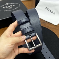 PRADA 3.5cm 深蓝Saffiano牛皮革腰带设计简约精致,饰有标志性的涂珐琅三角形 PRADA 3.5cm 深蓝Saffiano牛皮革腰带设计简约精致,饰有标志性的涂珐琅三角形