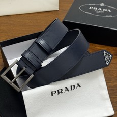 PRADA 3.5cm 深蓝Saffiano牛皮革腰带设计简约精致,饰有标志性的涂珐琅三角形 PRADA 3.5cm 深蓝Saffiano牛皮革腰带设计简约精致,饰有标志性的涂珐琅三角形