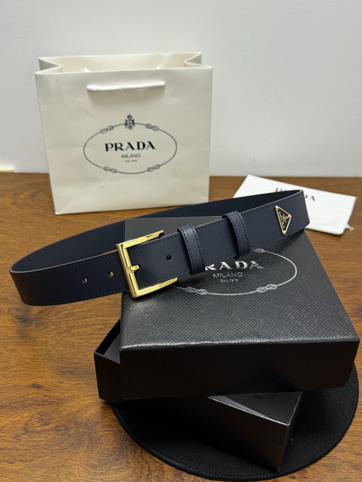 PRADA   3.5cm     深蓝Saffiano牛皮革腰带设计简约精致，饰有标志性的涂珐琅三角形