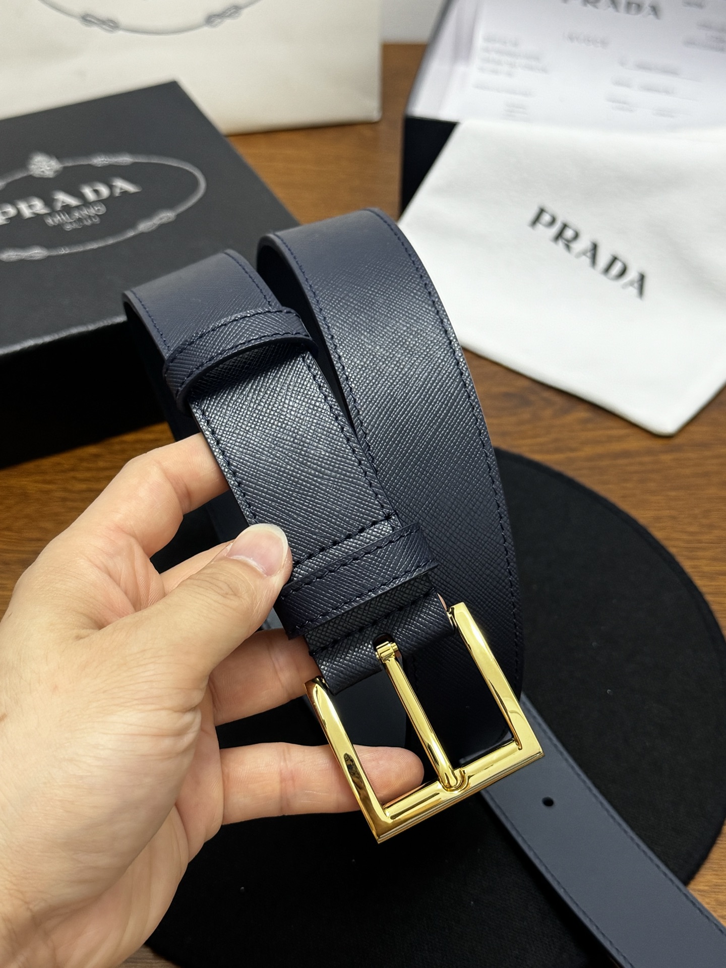 PRADA   3.5cm     深蓝Saffiano牛皮革腰带设计简约精致，饰有标志性的涂珐琅三角形
