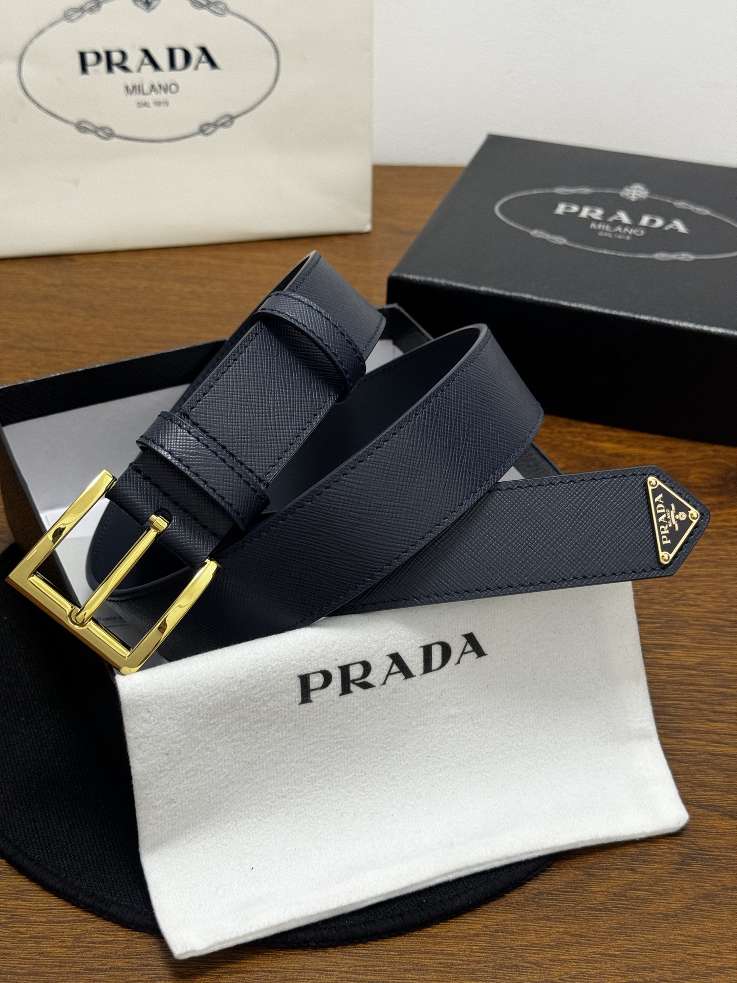PRADA   3.5cm     深蓝Saffiano牛皮革腰带设计简约精致，饰有标志性的涂珐琅三角形