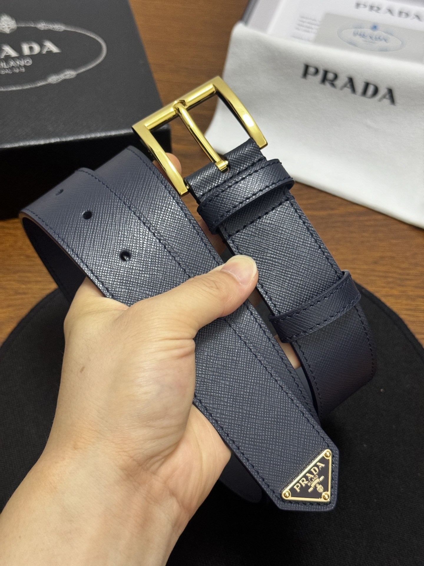 PRADA   3.5cm     深蓝Saffiano牛皮革腰带设计简约精致，饰有标志性的涂珐琅三角形