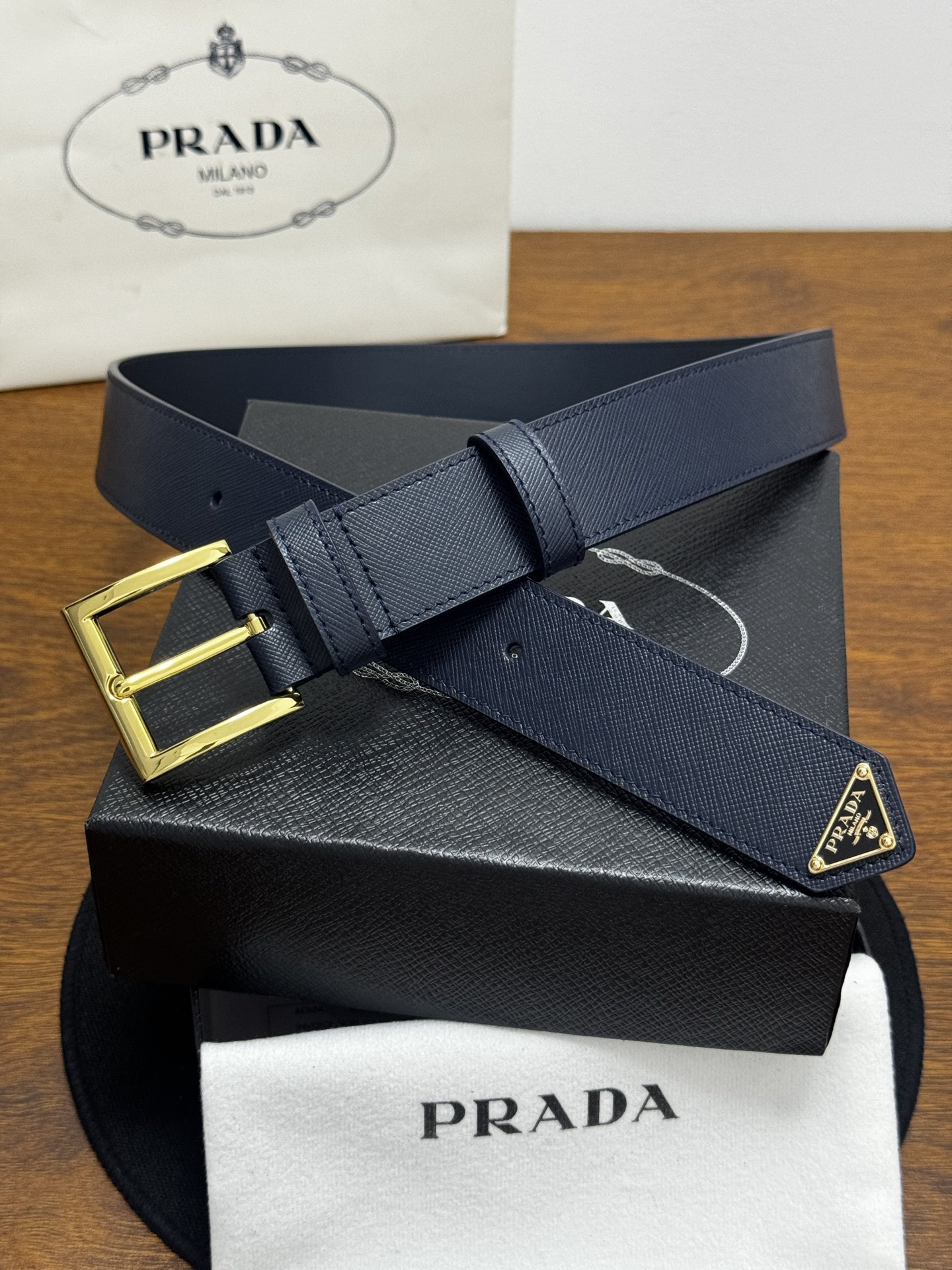 PRADA   3.5cm     深蓝Saffiano牛皮革腰带设计简约精致，饰有标志性的涂珐琅三角形