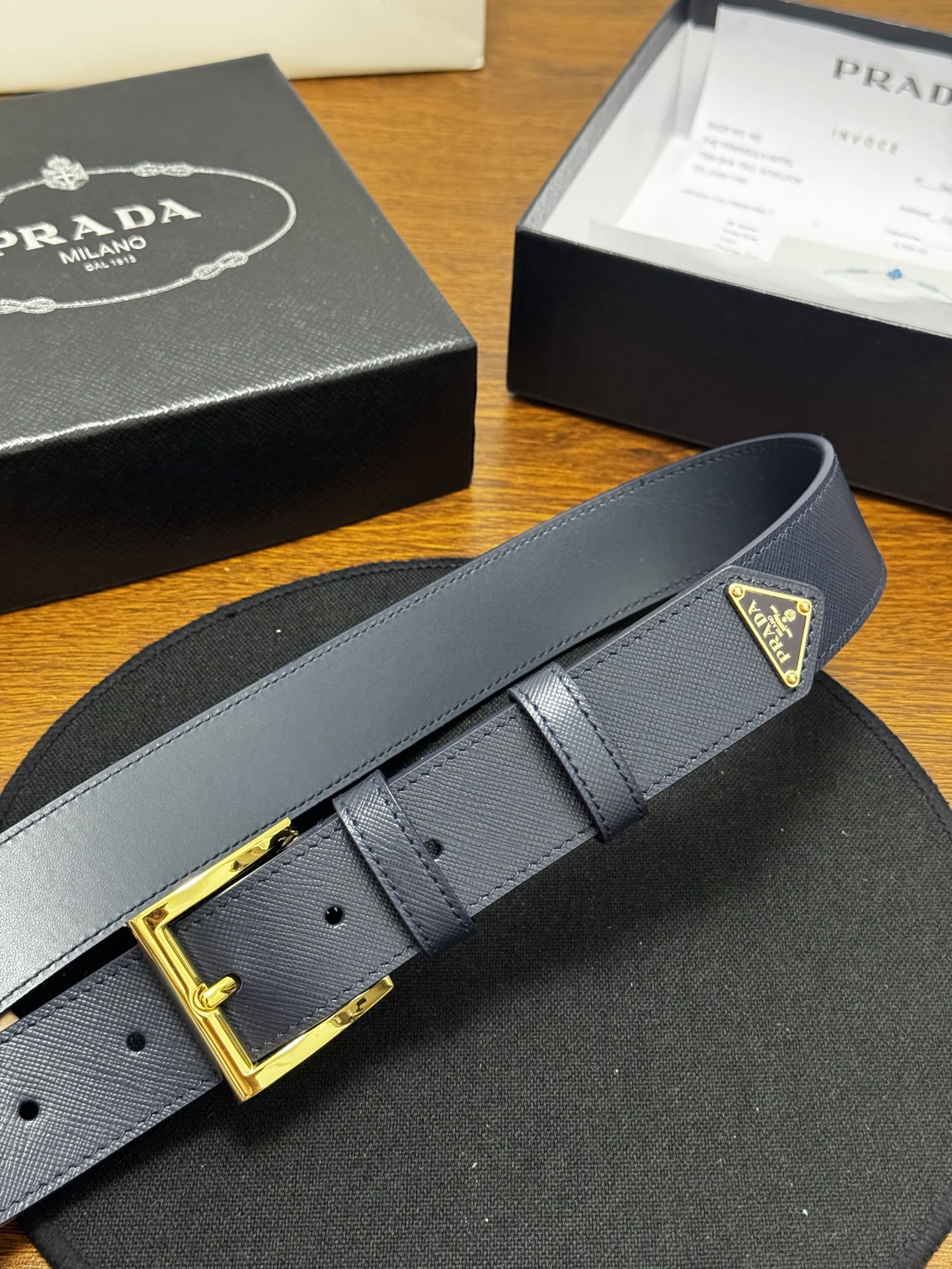 PRADA   3.5cm     深蓝Saffiano牛皮革腰带设计简约精致，饰有标志性的涂珐琅三角形