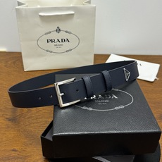 PRADA 3.5cm 深蓝Saffiano牛皮革腰带设计简约精致,饰有标志性的涂珐琅三角形 PRADA 3.5cm 深蓝Saffiano牛皮革腰带设计简约精致,饰有标志性的涂珐琅三角形