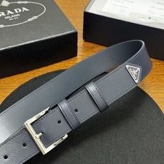 PRADA 3.5cm 深蓝Saffiano牛皮革腰带设计简约精致,饰有标志性的涂珐琅三角形 PRADA 3.5cm 深蓝Saffiano牛皮革腰带设计简约精致,饰有标志性的涂珐琅三角形