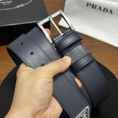 PRADA 3.5cm 深蓝Saffiano牛皮革腰带设计简约精致,饰有标志性的涂珐琅三角形 PRADA 3.5cm 深蓝Saffiano牛皮革腰带设计简约精致,饰有标志性的涂珐琅三角形