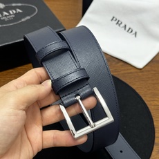 PRADA 3.5cm 深蓝Saffiano牛皮革腰带设计简约精致,饰有标志性的涂珐琅三角形 PRADA 3.5cm 深蓝Saffiano牛皮革腰带设计简约精致,饰有标志性的涂珐琅三角形