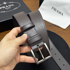 PRADA 3.5cm 咖啡Saffiano牛皮革腰带设计简约精致,饰有标志性的涂珐琅三角形 PRADA 3.5cm 咖啡Saffiano牛皮革腰带设计简约精致,饰有标志性的涂珐琅三角形