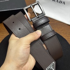 PRADA 3.5cm 咖啡Saffiano牛皮革腰带设计简约精致,饰有标志性的涂珐琅三角形 PRADA 3.5cm 咖啡Saffiano牛皮革腰带设计简约精致,饰有标志性的涂珐琅三角形