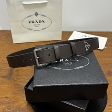 PRADA 3.5cm 咖啡Saffiano牛皮革腰带设计简约精致,饰有标志性的涂珐琅三角形 PRADA 3.5cm 咖啡Saffiano牛皮革腰带设计简约精致,饰有标志性的涂珐琅三角形