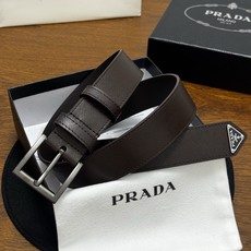 PRADA 3.5cm 咖啡Saffiano牛皮革腰带设计简约精致,饰有标志性的涂珐琅三角形 PRADA 3.5cm 咖啡Saffiano牛皮革腰带设计简约精致,饰有标志性的涂珐琅三角形