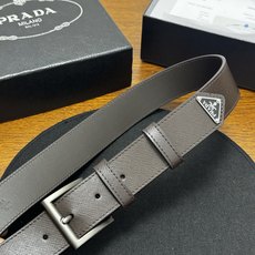 PRADA 3.5cm 咖啡Saffiano牛皮革腰带设计简约精致,饰有标志性的涂珐琅三角形 PRADA 3.5cm 咖啡Saffiano牛皮革腰带设计简约精致,饰有标志性的涂珐琅三角形