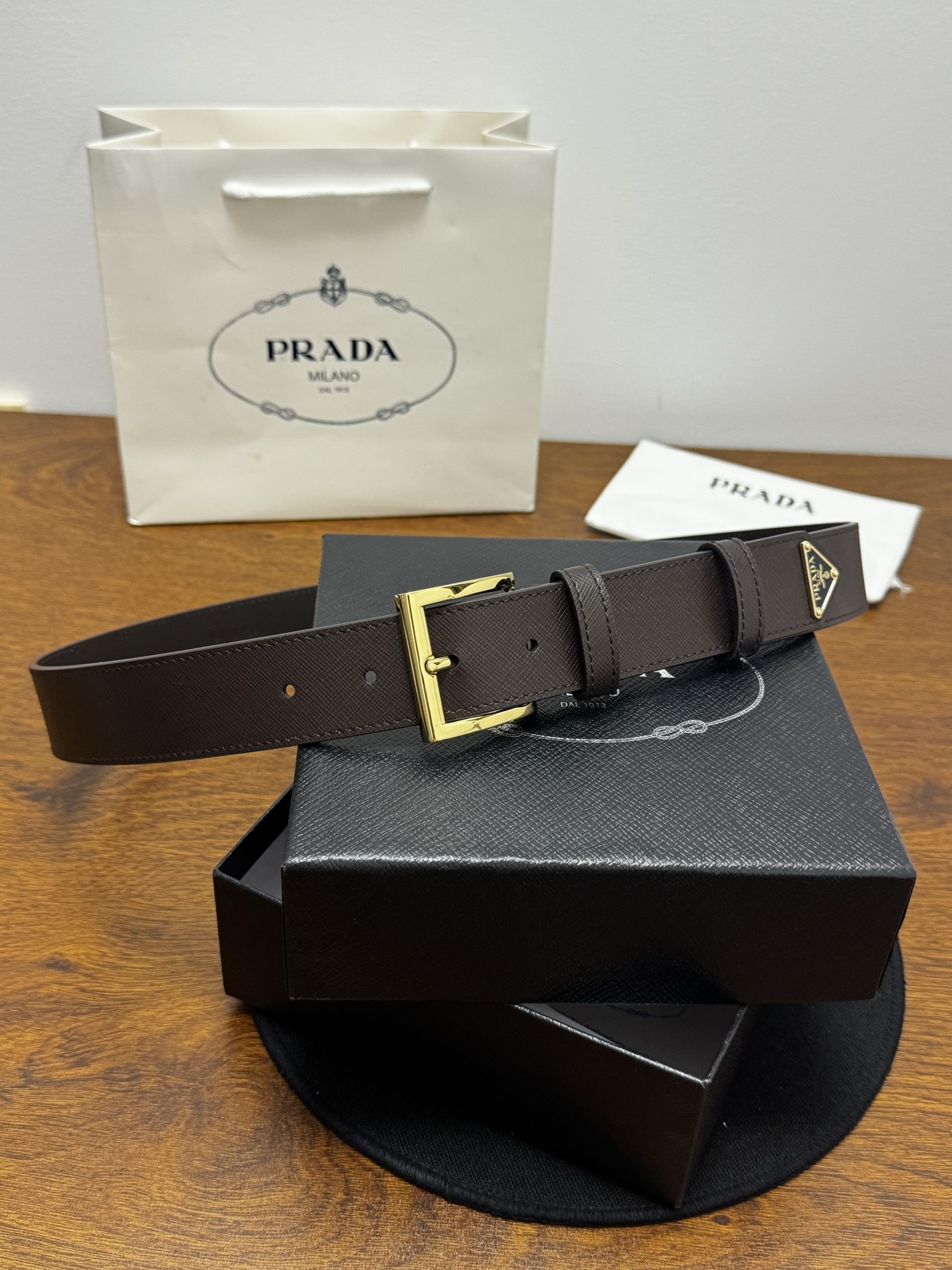 PRADA   3.5cm     咖啡Saffiano牛皮革腰带设计简约精致，饰有标志性的涂珐琅三角形