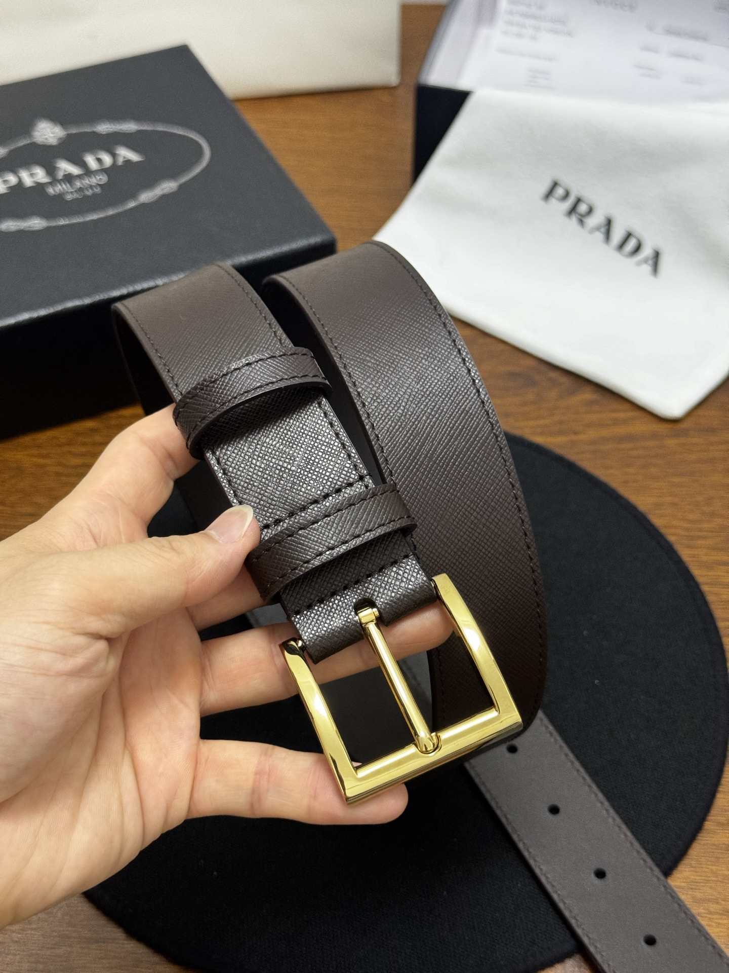 PRADA   3.5cm     咖啡Saffiano牛皮革腰带设计简约精致，饰有标志性的涂珐琅三角形