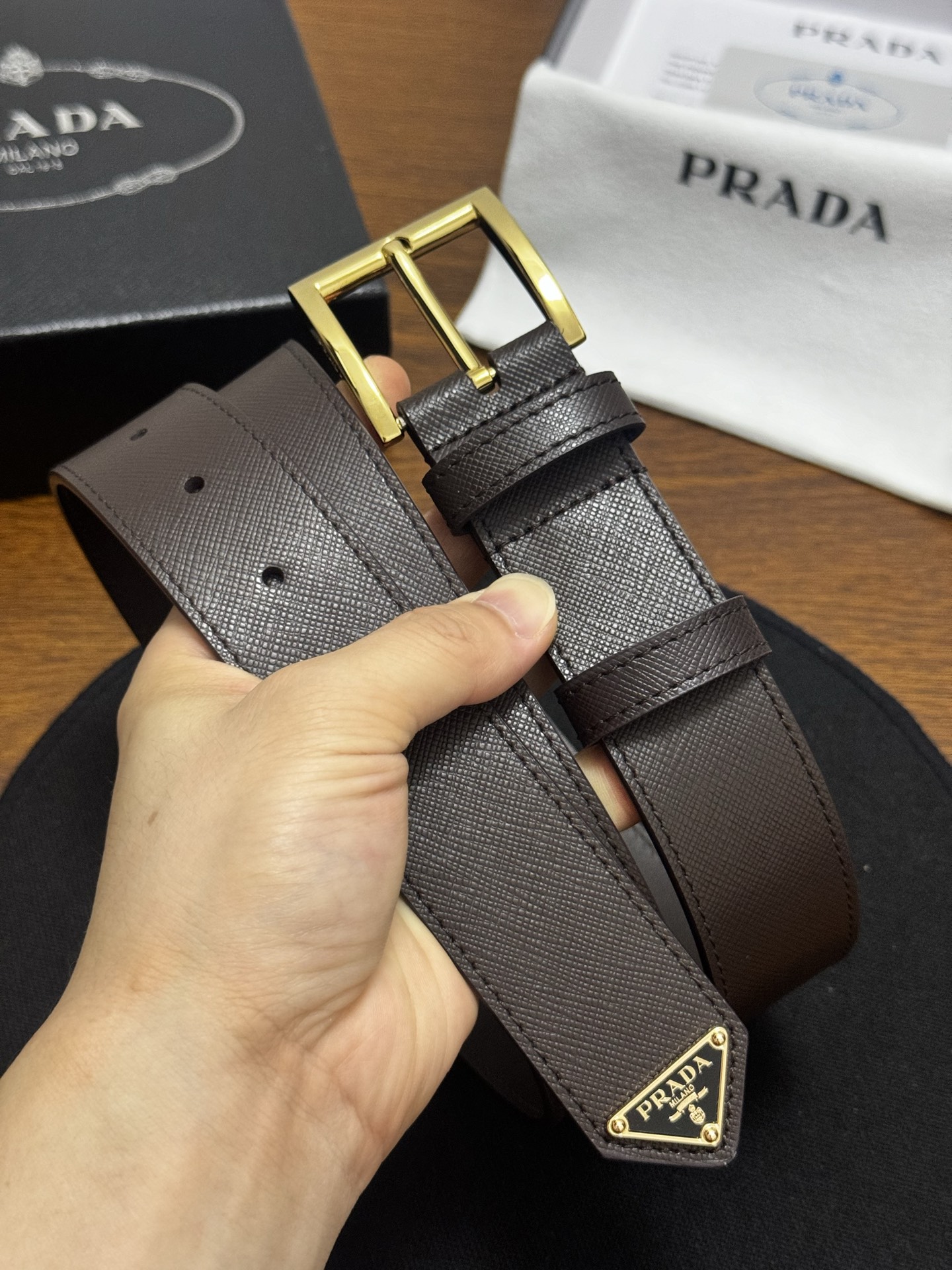 PRADA   3.5cm     咖啡Saffiano牛皮革腰带设计简约精致，饰有标志性的涂珐琅三角形