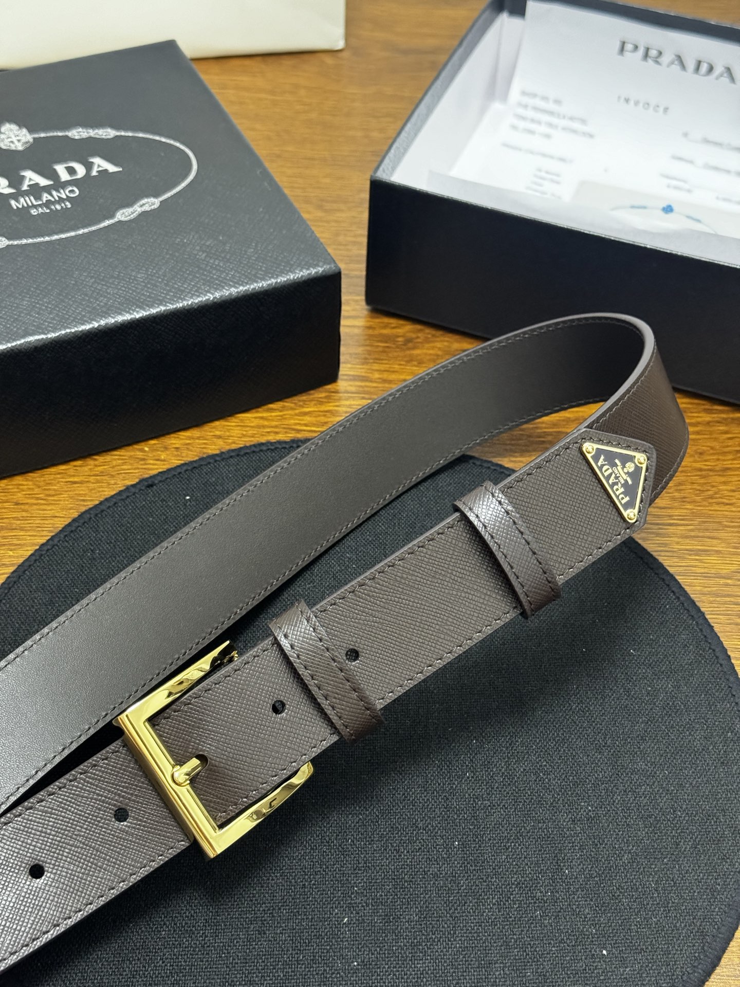 PRADA   3.5cm     咖啡Saffiano牛皮革腰带设计简约精致，饰有标志性的涂珐琅三角形