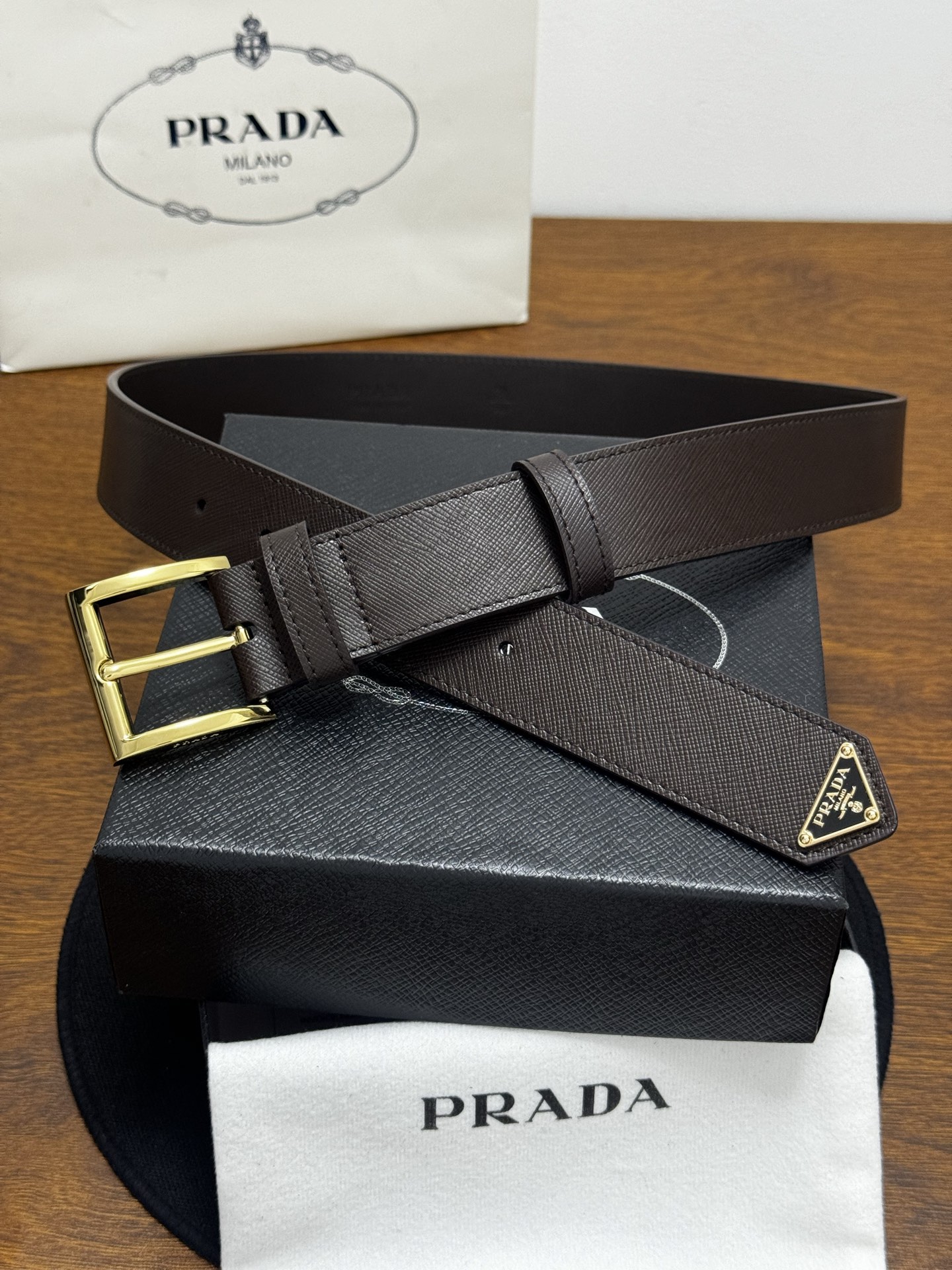 PRADA   3.5cm     咖啡Saffiano牛皮革腰带设计简约精致，饰有标志性的涂珐琅三角形