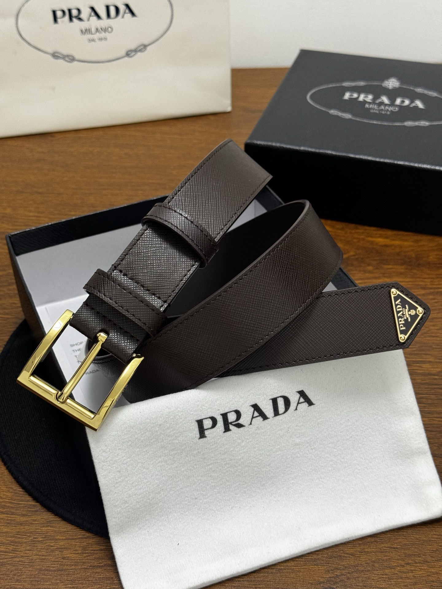 PRADA   3.5cm     咖啡Saffiano牛皮革腰带设计简约精致，饰有标志性的涂珐琅三角形