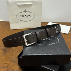 PRADA 3.5cm 咖啡Saffiano牛皮革腰带设计简约精致,饰有标志性的涂珐琅三角形 PRADA 3.5cm 咖啡Saffiano牛皮革腰带设计简约精致,饰有标志性的涂珐琅三角形
