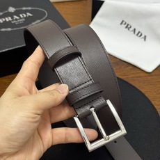 PRADA 3.5cm 咖啡Saffiano牛皮革腰带设计简约精致,饰有标志性的涂珐琅三角形 PRADA 3.5cm 咖啡Saffiano牛皮革腰带设计简约精致,饰有标志性的涂珐琅三角形