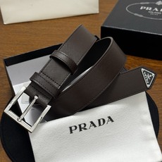PRADA 3.5cm 咖啡Saffiano牛皮革腰带设计简约精致,饰有标志性的涂珐琅三角形 PRADA 3.5cm 咖啡Saffiano牛皮革腰带设计简约精致,饰有标志性的涂珐琅三角形