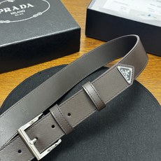 PRADA 3.5cm 咖啡Saffiano牛皮革腰带设计简约精致,饰有标志性的涂珐琅三角形 PRADA 3.5cm 咖啡Saffiano牛皮革腰带设计简约精致,饰有标志性的涂珐琅三角形