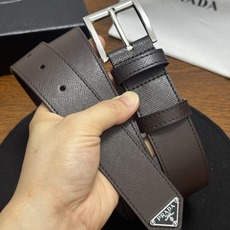 PRADA 3.5cm 咖啡Saffiano牛皮革腰带设计简约精致,饰有标志性的涂珐琅三角形 PRADA 3.5cm 咖啡Saffiano牛皮革腰带设计简约精致,饰有标志性的涂珐琅三角形