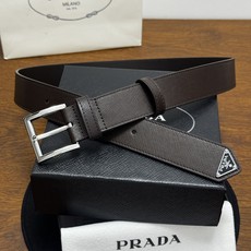 PRADA 3.5cm 咖啡Saffiano牛皮革腰带设计简约精致,饰有标志性的涂珐琅三角形 PRADA 3.5cm 咖啡Saffiano牛皮革腰带设计简约精致,饰有标志性的涂珐琅三角形