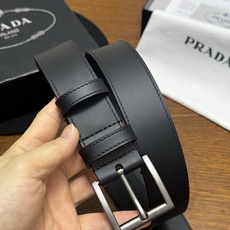 PRADA 3.5cm 黑Saffiano牛皮革腰带设计简约精致,饰有标志性的涂珐琅三角形金 PRADA 3.5cm 黑Saffiano牛皮革腰带设计简约精致,饰有标志性的涂珐琅三角形金