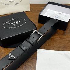 PRADA 3.5cm 黑Saffiano牛皮革腰带设计简约精致,饰有标志性的涂珐琅三角形金 PRADA 3.5cm 黑Saffiano牛皮革腰带设计简约精致,饰有标志性的涂珐琅三角形金