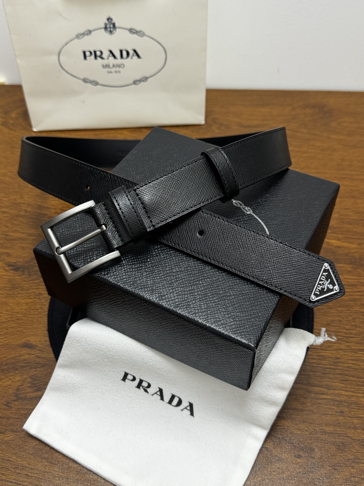 PRADA   3.5cm     黑Saffiano牛皮革腰带设计简约精致，饰有标志性的涂珐琅三角形金