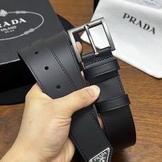 PRADA 3.5cm 黑Saffiano牛皮革腰带设计简约精致,饰有标志性的涂珐琅三角形金 PRADA 3.5cm 黑Saffiano牛皮革腰带设计简约精致,饰有标志性的涂珐琅三角形金