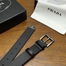 PRADA 3.5cm 黑Saffiano牛皮革腰带设计简约精致,饰有标志性的涂珐琅三角形金 PRADA 3.5cm 黑Saffiano牛皮革腰带设计简约精致,饰有标志性的涂珐琅三角形金