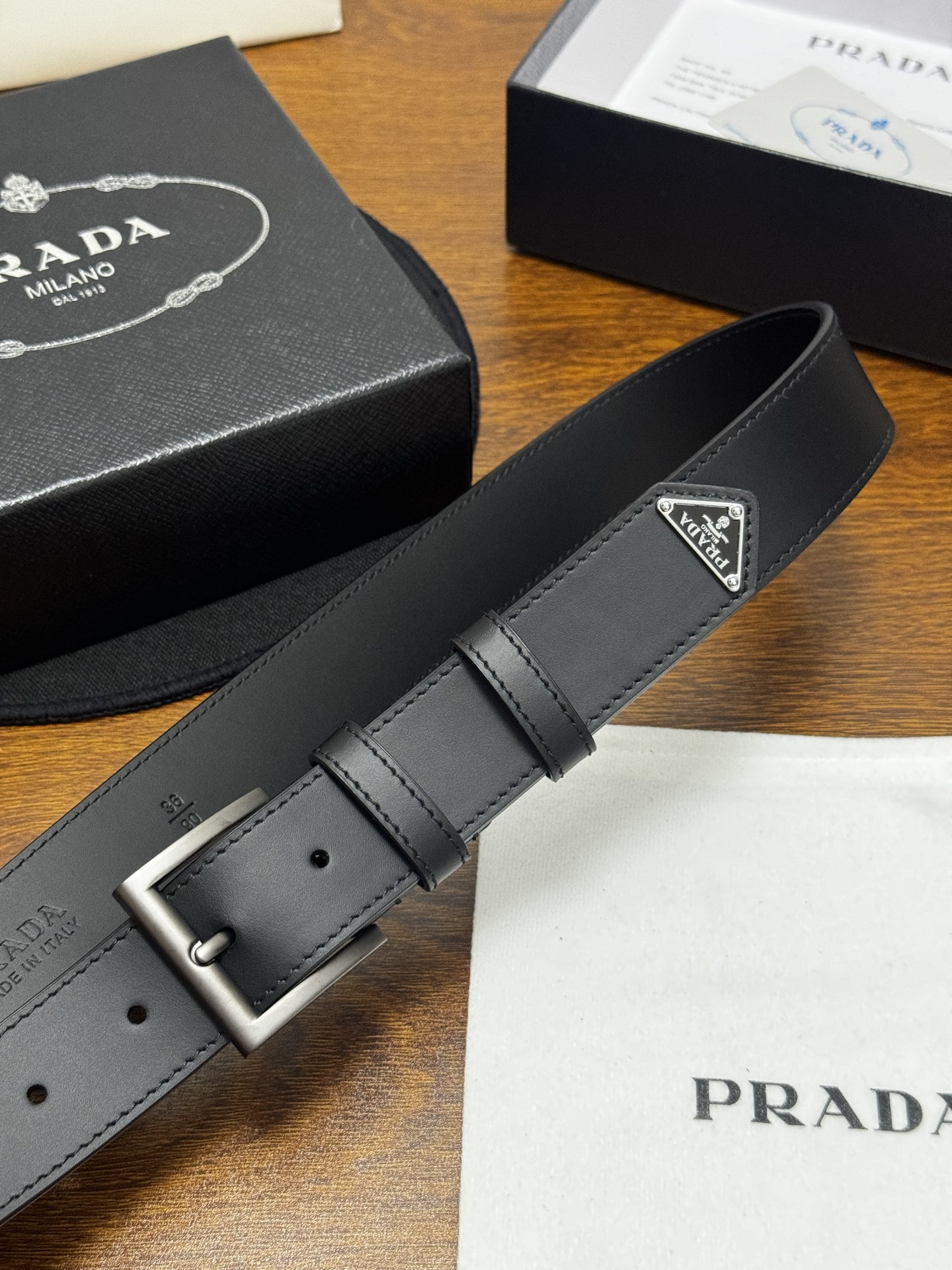 PRADA 3.5cm 黑Saffiano牛皮革腰带设计简约精致,饰有标志性的涂珐琅三角形金 PRADA 3.5cm 黑Saffiano牛皮革腰带设计简约精致,饰有标志性的涂珐琅三角形金