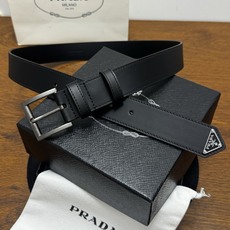 PRADA 3.5cm 黑Saffiano牛皮革腰带设计简约精致,饰有标志性的涂珐琅三角形金 PRADA 3.5cm 黑Saffiano牛皮革腰带设计简约精致,饰有标志性的涂珐琅三角形金