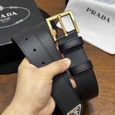 PRADA 3.5cm 黑Saffiano牛皮革腰带设计简约精致,饰有标志性的涂珐琅三角形金 PRADA 3.5cm 黑Saffiano牛皮革腰带设计简约精致,饰有标志性的涂珐琅三角形金