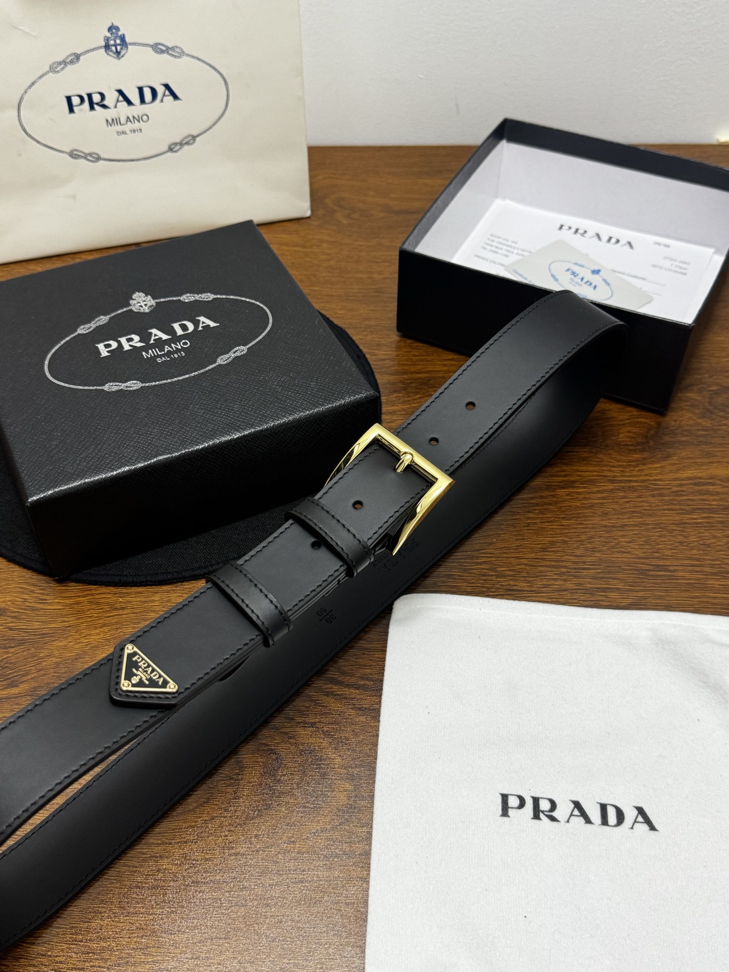 PRADA 3.5cm 黑Saffiano牛皮革腰带设计简约精致,饰有标志性的涂珐琅三角形金 PRADA 3.5cm 黑Saffiano牛皮革腰带设计简约精致,饰有标志性的涂珐琅三角形金