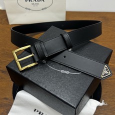PRADA 3.5cm 黑Saffiano牛皮革腰带设计简约精致,饰有标志性的涂珐琅三角形金 PRADA 3.5cm 黑Saffiano牛皮革腰带设计简约精致,饰有标志性的涂珐琅三角形金