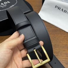 PRADA 3.5cm 黑Saffiano牛皮革腰带设计简约精致,饰有标志性的涂珐琅三角形金 PRADA 3.5cm 黑Saffiano牛皮革腰带设计简约精致,饰有标志性的涂珐琅三角形金