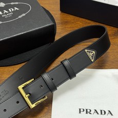 PRADA 3.5cm 黑Saffiano牛皮革腰带设计简约精致,饰有标志性的涂珐琅三角形金 PRADA 3.5cm 黑Saffiano牛皮革腰带设计简约精致,饰有标志性的涂珐琅三角形金