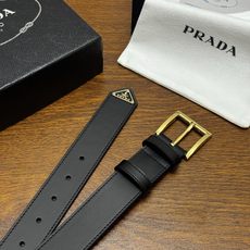 PRADA 3.5cm 黑Saffiano牛皮革腰带设计简约精致,饰有标志性的涂珐琅三角形金 PRADA 3.5cm 黑Saffiano牛皮革腰带设计简约精致,饰有标志性的涂珐琅三角形金