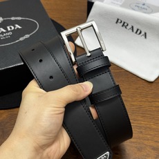 PRADA 3.5cm 黑Saffiano牛皮革腰带设计简约精致,饰有标志性的涂珐琅三角形金 PRADA 3.5cm 黑Saffiano牛皮革腰带设计简约精致,饰有标志性的涂珐琅三角形金