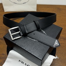 PRADA 3.5cm 黑Saffiano牛皮革腰带设计简约精致,饰有标志性的涂珐琅三角形金 PRADA 3.5cm 黑Saffiano牛皮革腰带设计简约精致,饰有标志性的涂珐琅三角形金