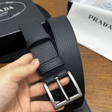 PRADA 3.5cm 黑Saffiano牛皮革腰带设计简约精致,饰有标志性的涂珐琅三角形金 PRADA 3.5cm 黑Saffiano牛皮革腰带设计简约精致,饰有标志性的涂珐琅三角形金