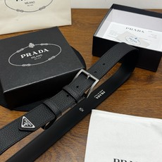 PRADA 3.5cm 黑Saffiano牛皮革腰带设计简约精致,饰有标志性的涂珐琅三角形金 PRADA 3.5cm 黑Saffiano牛皮革腰带设计简约精致,饰有标志性的涂珐琅三角形金