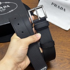 PRADA 3.5cm 黑Saffiano牛皮革腰带设计简约精致,饰有标志性的涂珐琅三角形金 PRADA 3.5cm 黑Saffiano牛皮革腰带设计简约精致,饰有标志性的涂珐琅三角形金
