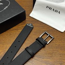 PRADA 3.5cm 黑Saffiano牛皮革腰带设计简约精致,饰有标志性的涂珐琅三角形金 PRADA 3.5cm 黑Saffiano牛皮革腰带设计简约精致,饰有标志性的涂珐琅三角形金